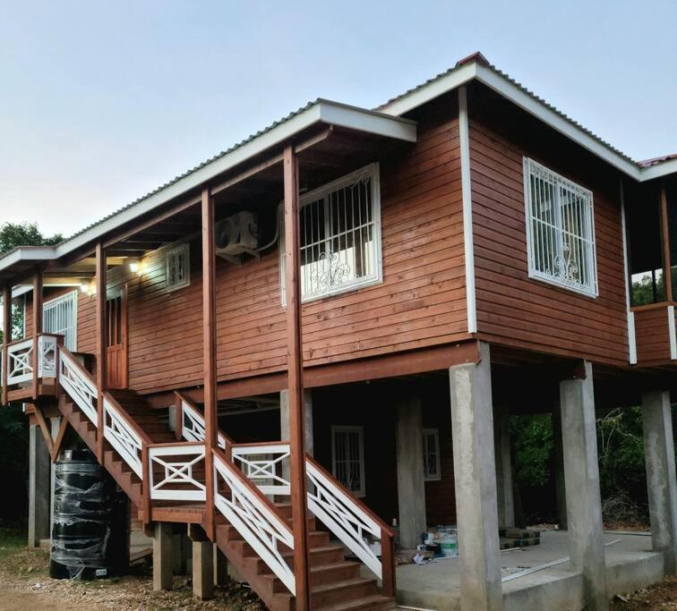 une grande maison en bois avec deux terrasses dans l'établissement Authentic 4 bedroom house !, à Roatán