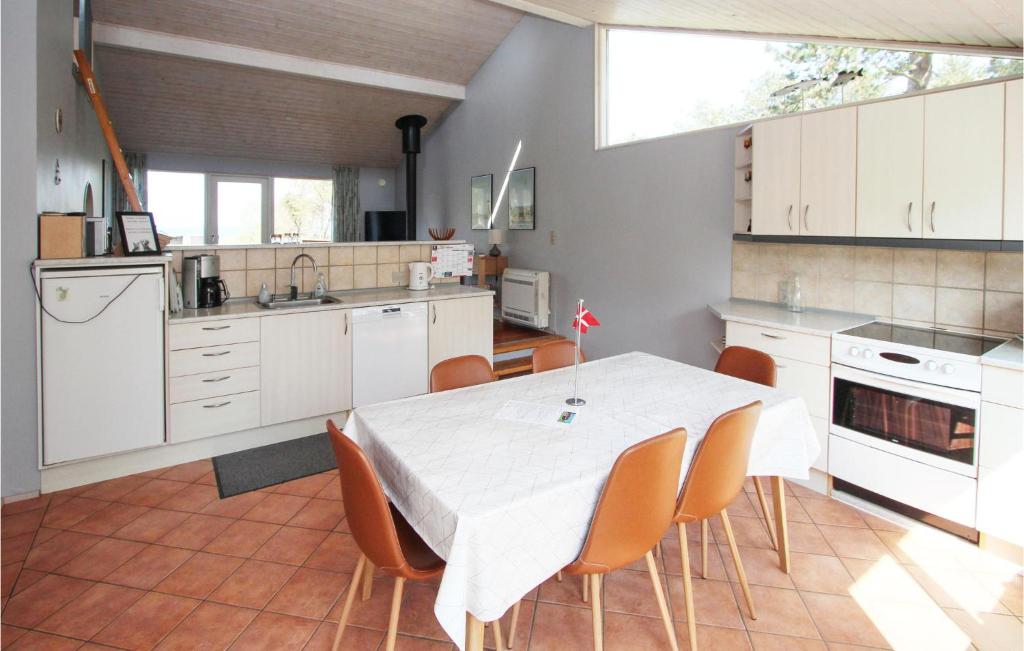 Fotografie z fotogalerie ubytování Beautiful Home In Samsø With Kitchen v destinaci Onsbjerg