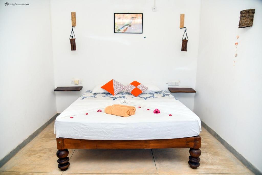 una camera da letto con un letto fiorito di ohm lagoon home a Tangalle