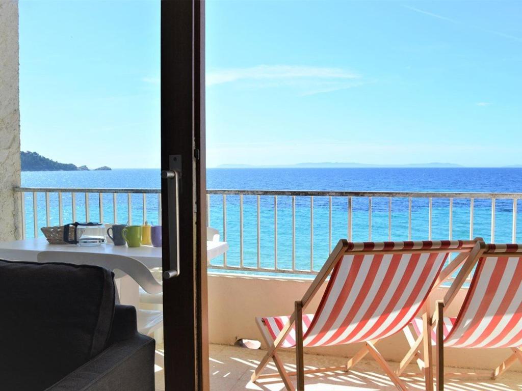 un balcon avec vue sur l'océan dans l'établissement Studio sur plage Cavalière avec terrasse, 1er étage, 2 couchages - FR-1-251-80, au Lavandou