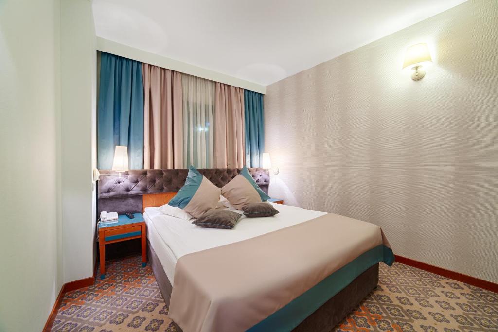 Ένα ή περισσότερα κρεβάτια σε δωμάτιο στο Hotel Duke Romana