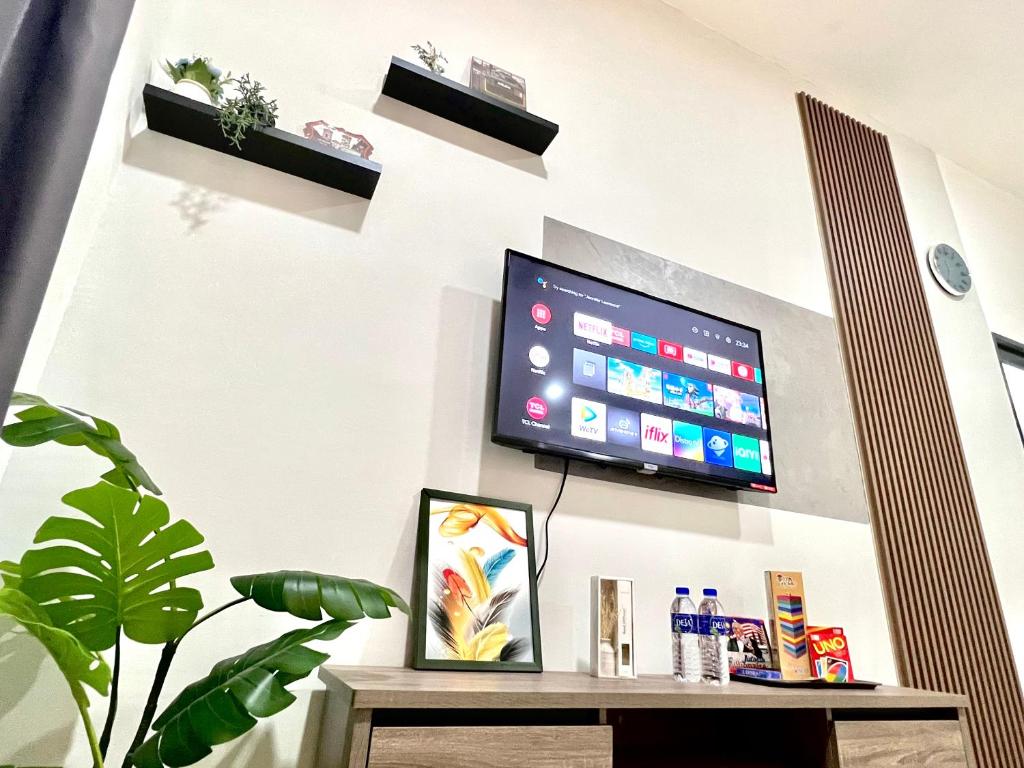 TV a/nebo společenská místnost v ubytování The D Carlton HomeStay 2BR