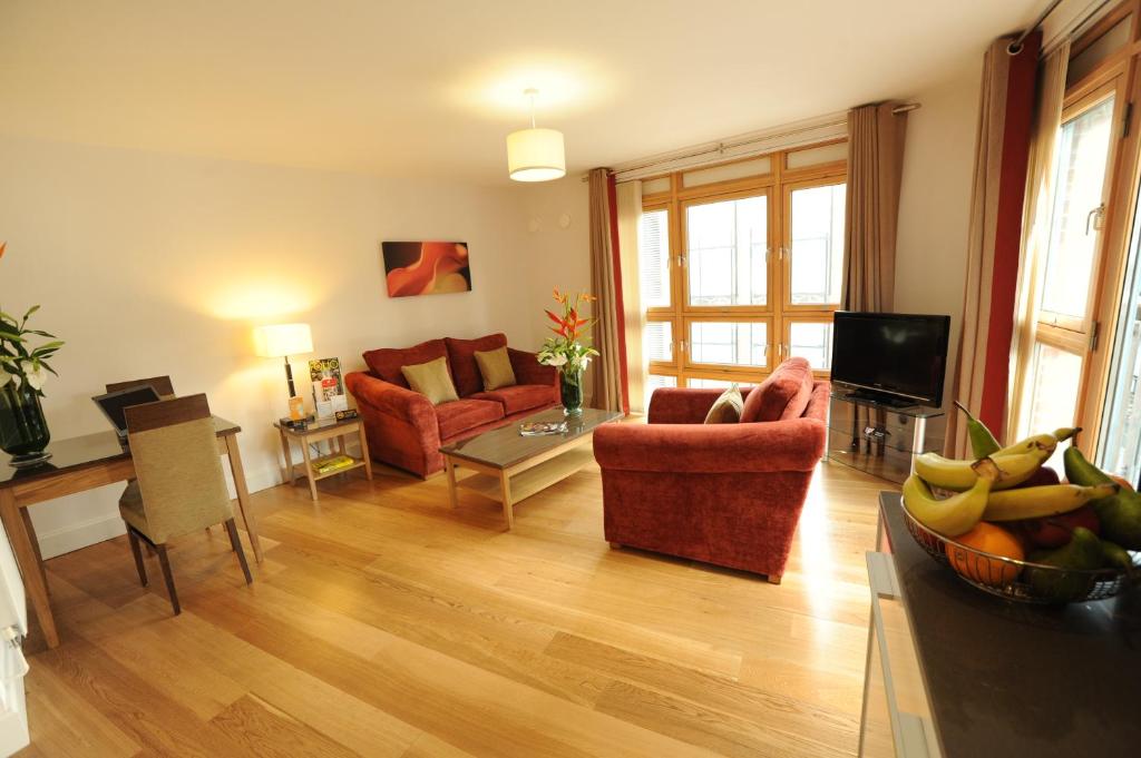 uma sala de estar com dois sofás e uma televisão em PREMIER SUITES Bristol Redcliffe em Bristol