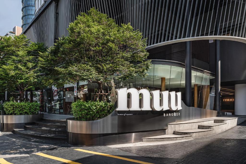曼谷MUU Bangkok, Small Luxury Hotels of the World的带有读bvlgari的标志的建筑