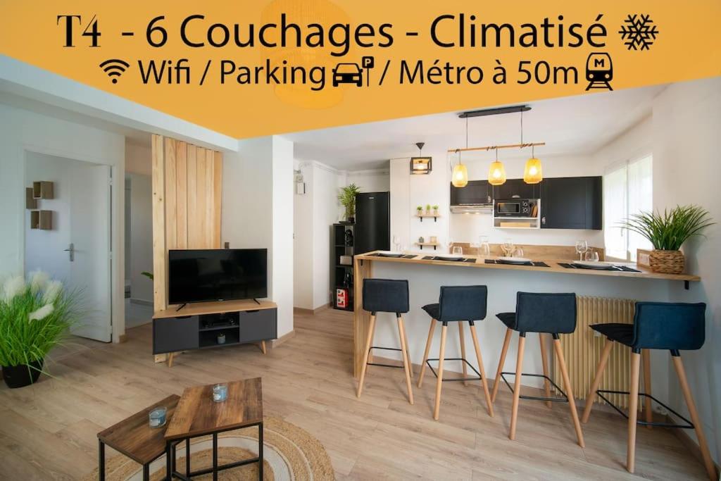 uma sala de estar com uma cozinha com um balcão e cadeiras em Fully equipped apartment with parking 6 beds em Marselha