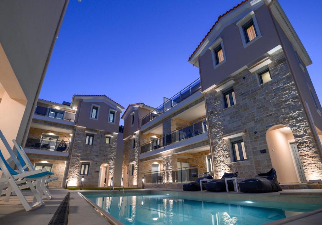 Momento Luxury Apartments walking distance from the beach في نِكيانا: مبنى كبير أمامه مسبح