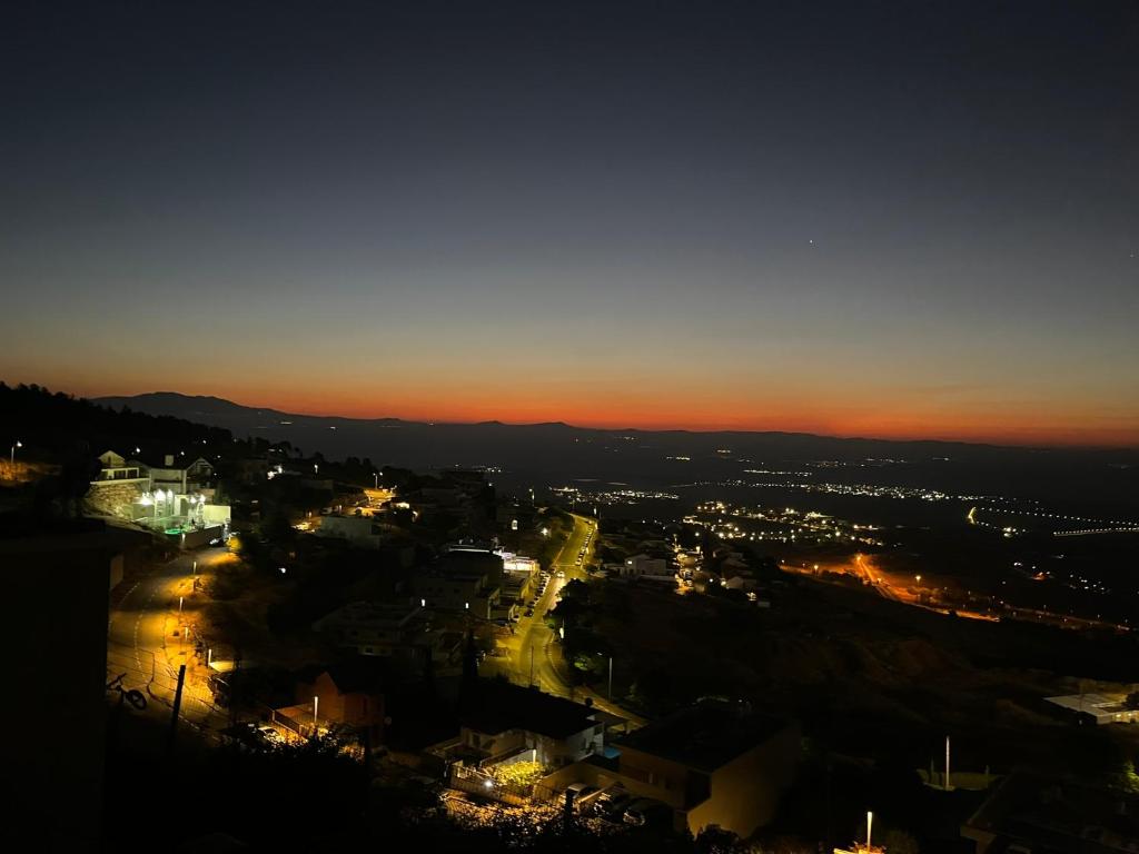 a view of a city at night at צימר נוף העמק in Nof Kinneret