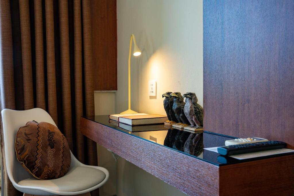 ウランバートルにあるEdelweiss Art Hotelの机と鳥が2羽乗った部屋