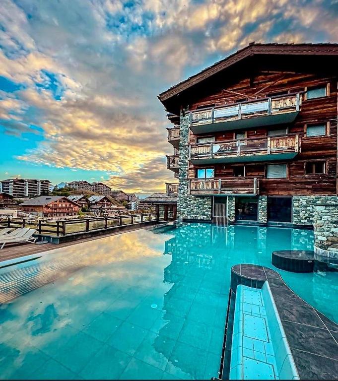 Bazén v ubytování Duplex Spa Access in front of skislope by Jolidi nebo v jeho okolí