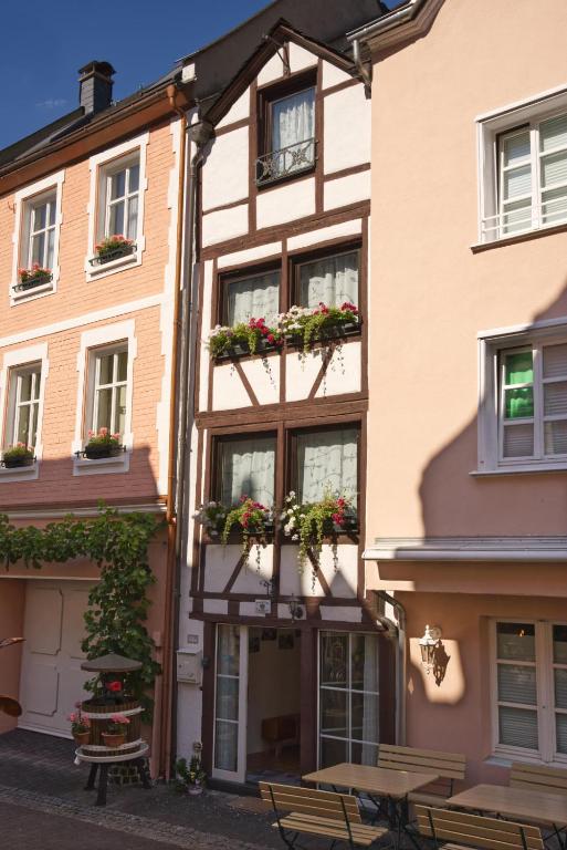 a building with potted plants on the windows at Mosel Röschen in Bernkastel-Kues