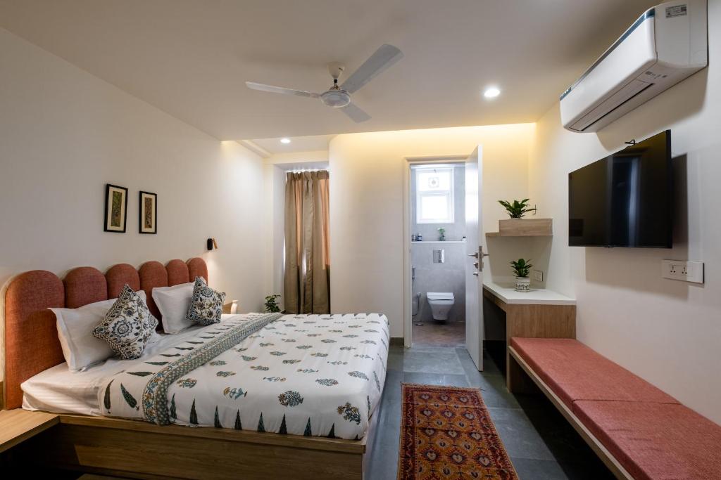 A bed or beds in a room at C'est La Vie Boutique Apartments by Le Pension Stays