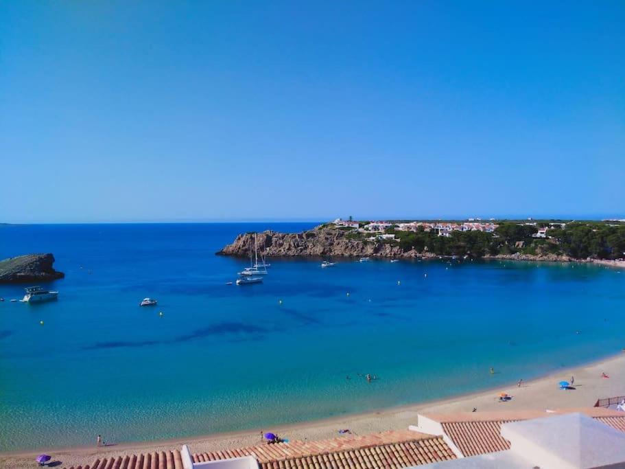 Blick auf einen Strand mit Booten im Wasser in der Unterkunft Somnis Menorca in Arenal d'en Castell