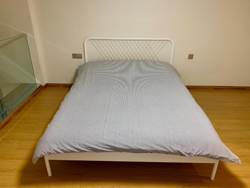 Postel nebo postele na pokoji v ubytování iNestin Shanghai Apt Waigaoqiao
