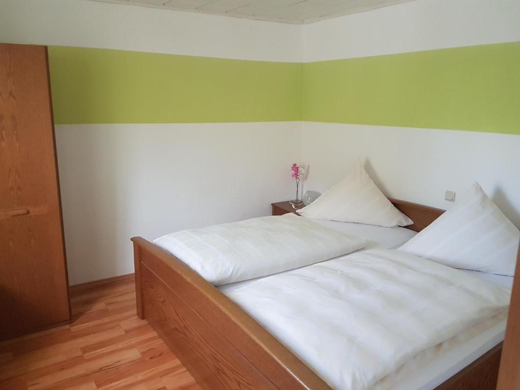 Postel nebo postele na pokoji v ubytování Bed and Breakfast - Rheingauer Hof