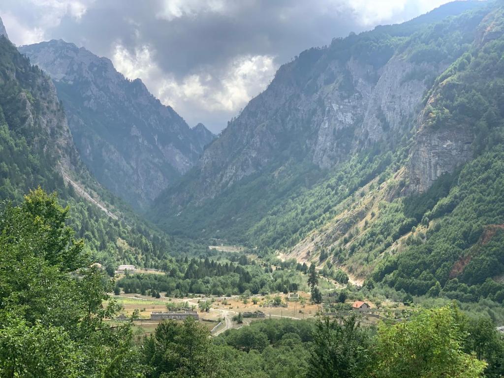 vista su una valle in montagna di VITA Guesthouse a Kolgecaj