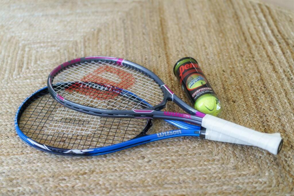 Tenis a/nebo squash v ubytování Tiki Tiki - Gorgeous Boho Beach Hideaway! nebo okolí