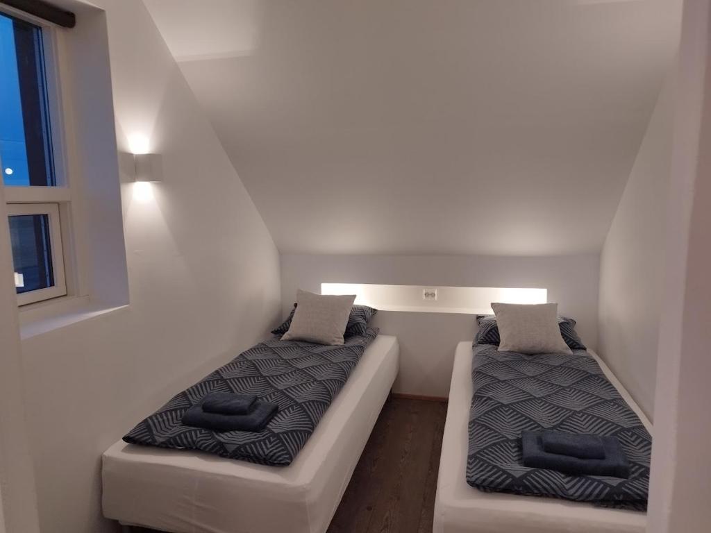 Postel nebo postele na pokoji v ubytování Guesthouse Háteigi