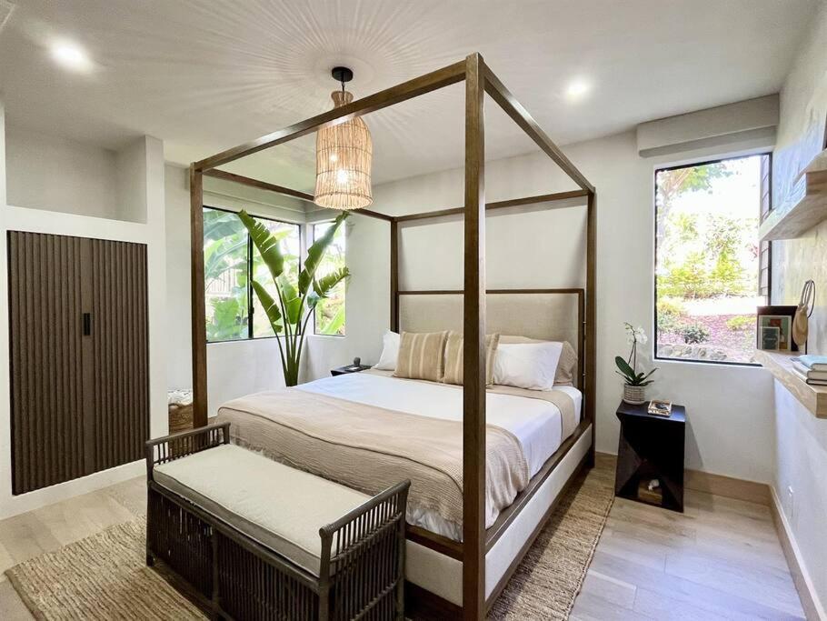 Postel nebo postele na pokoji v ubytování Aloha Moon - A Chic and Dreamy Modern Tropical Hideaway!