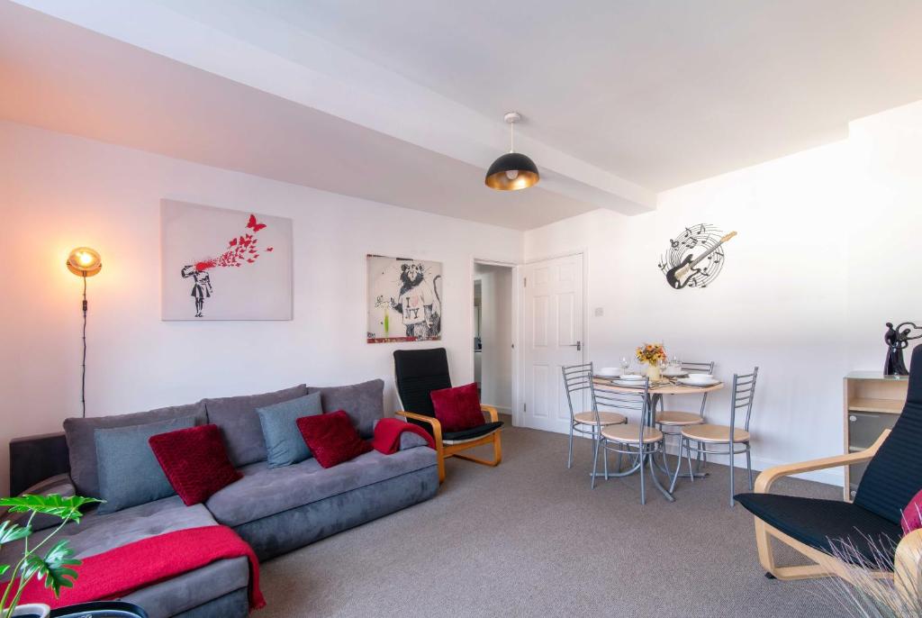 uma sala de estar com um sofá e uma mesa em Stylish & Central 2 bedroom apartment - Fast WiFi em Castle Donington