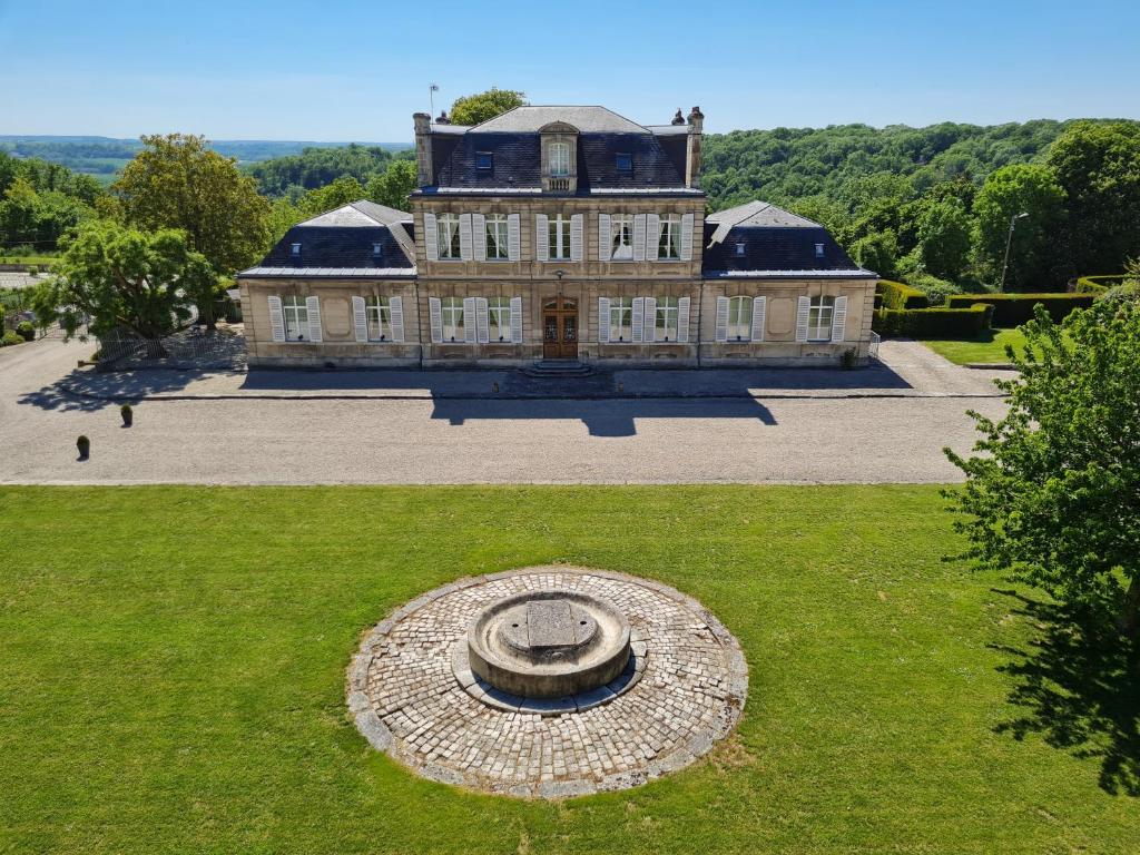 an old house with a fountain in front of it at Grand gîte 15 personnes, 9 chambres, 100km de Paris en Exclusivité in Septmonts