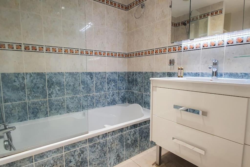Łazienka w obiekcie F2 vue mer dans résidence avec piscine