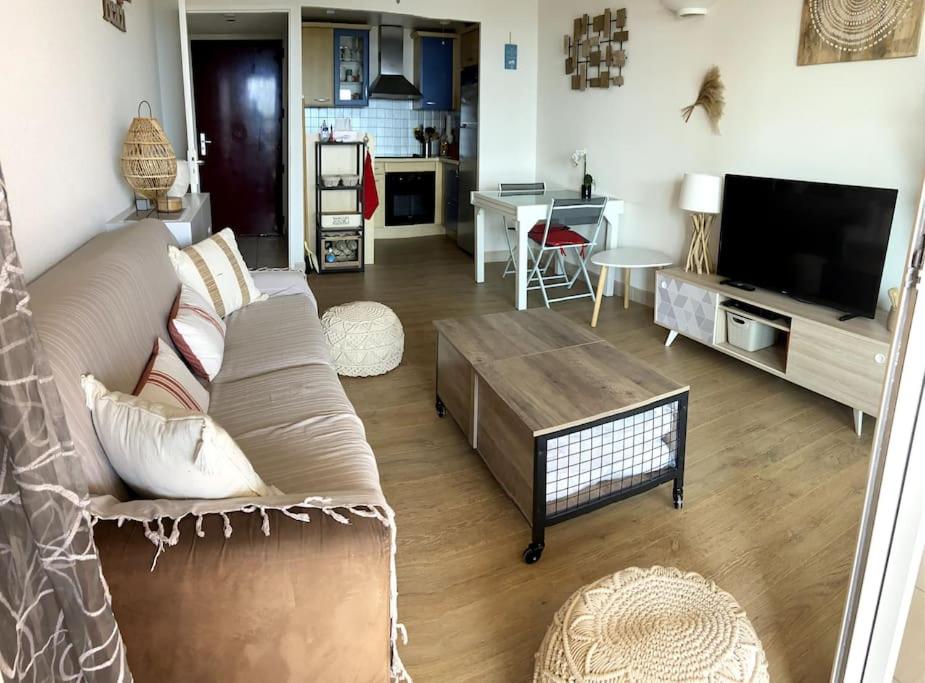 salon z kanapą i stolikiem kawowym w obiekcie F2 vue mer dans résidence avec piscine w Ajaccio