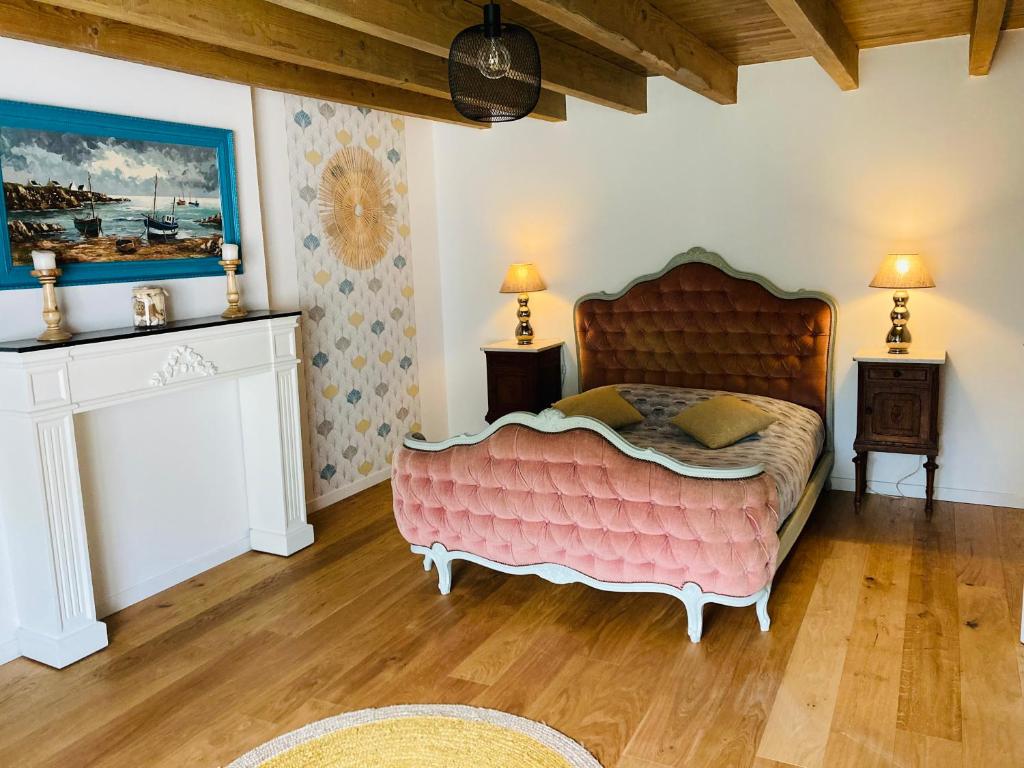 ein Schlafzimmer mit einem großen rosa Bett in einem Zimmer in der Unterkunft Magnifique Maison Familiale in Quistinic
