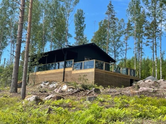 Ein Haus auf einem Hügel im Wald in der Unterkunft Villa Lyxfällan in Kimitoön
