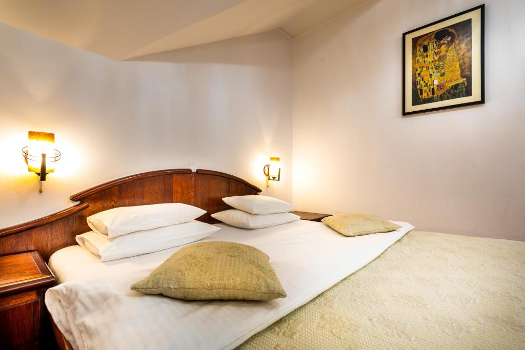 Postel nebo postele na pokoji v ubytování Garni Hotel Royal Crown