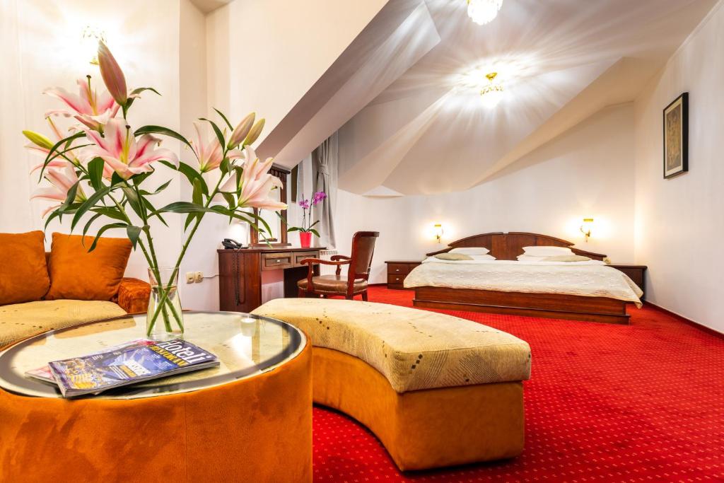 Postel nebo postele na pokoji v ubytování Garni Hotel Royal Crown