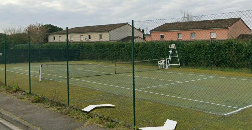 Tenis alebo squash v ubytovaní Sublime appartement avec balneo alebo jeho okolí