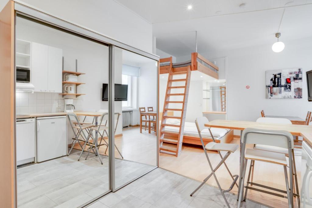 eine Küche und ein Esszimmer mit einer Glasschiebetür sowie einem Tisch und Stühlen in der Unterkunft Orchid&Sakura studios Kamppi in Helsinki