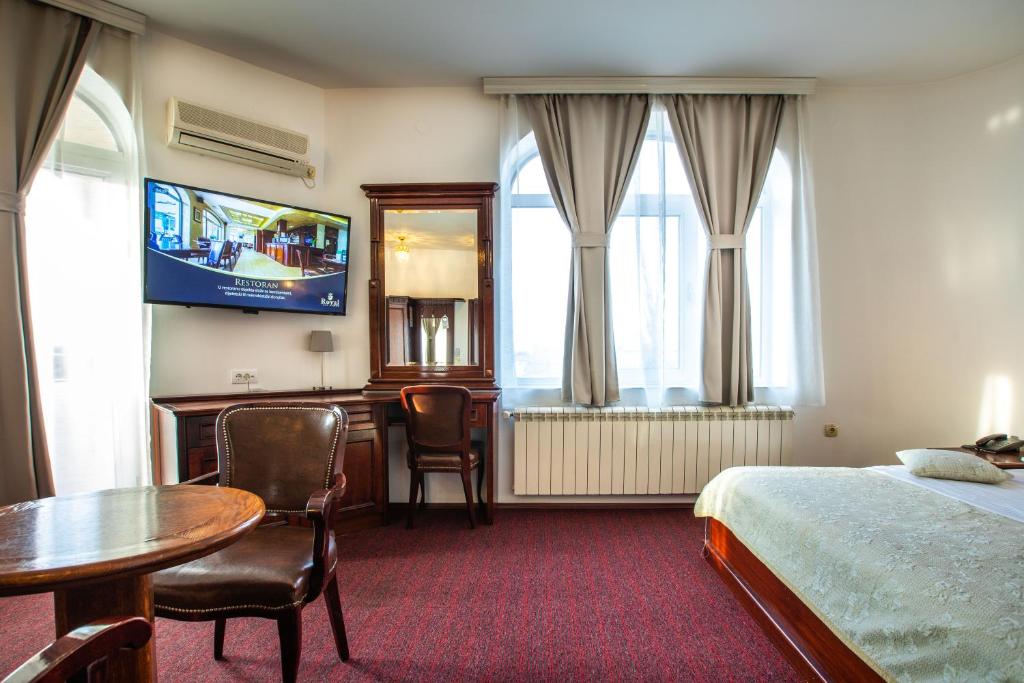 TV a/nebo společenská místnost v ubytování Garni Hotel Royal Crown