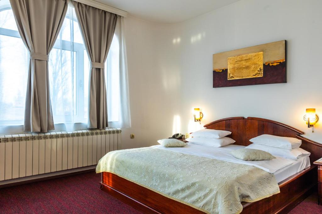 Postel nebo postele na pokoji v ubytování Garni Hotel Royal Crown