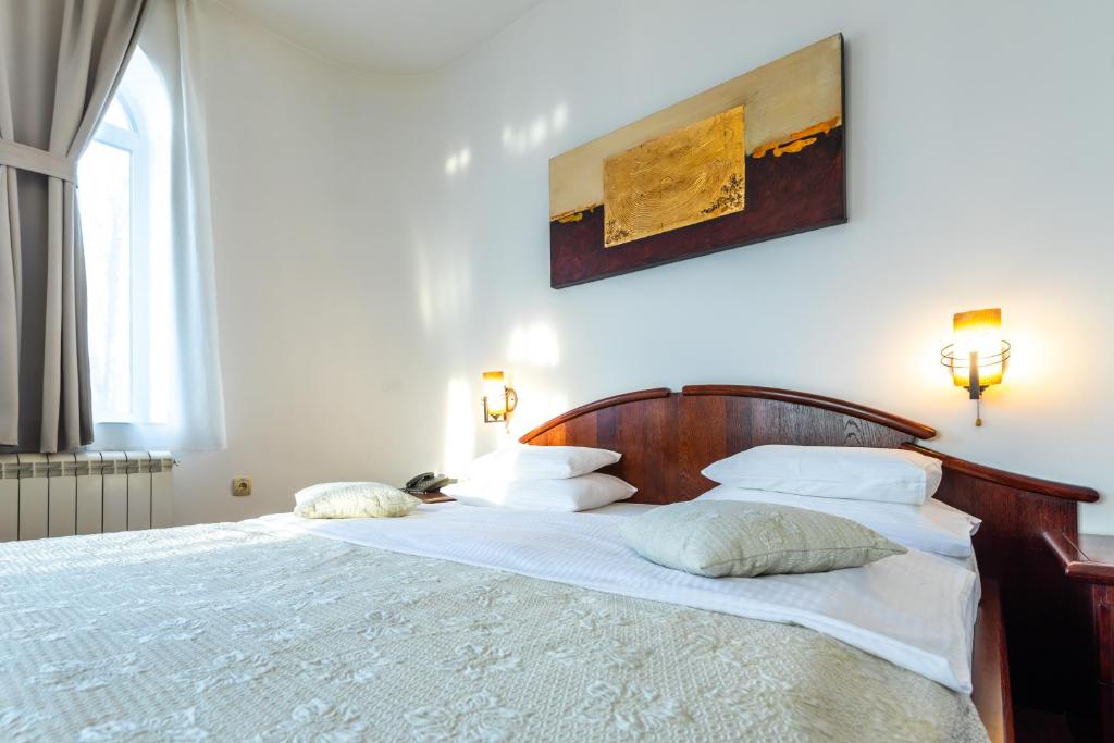 Postel nebo postele na pokoji v ubytování Garni Hotel Royal Crown
