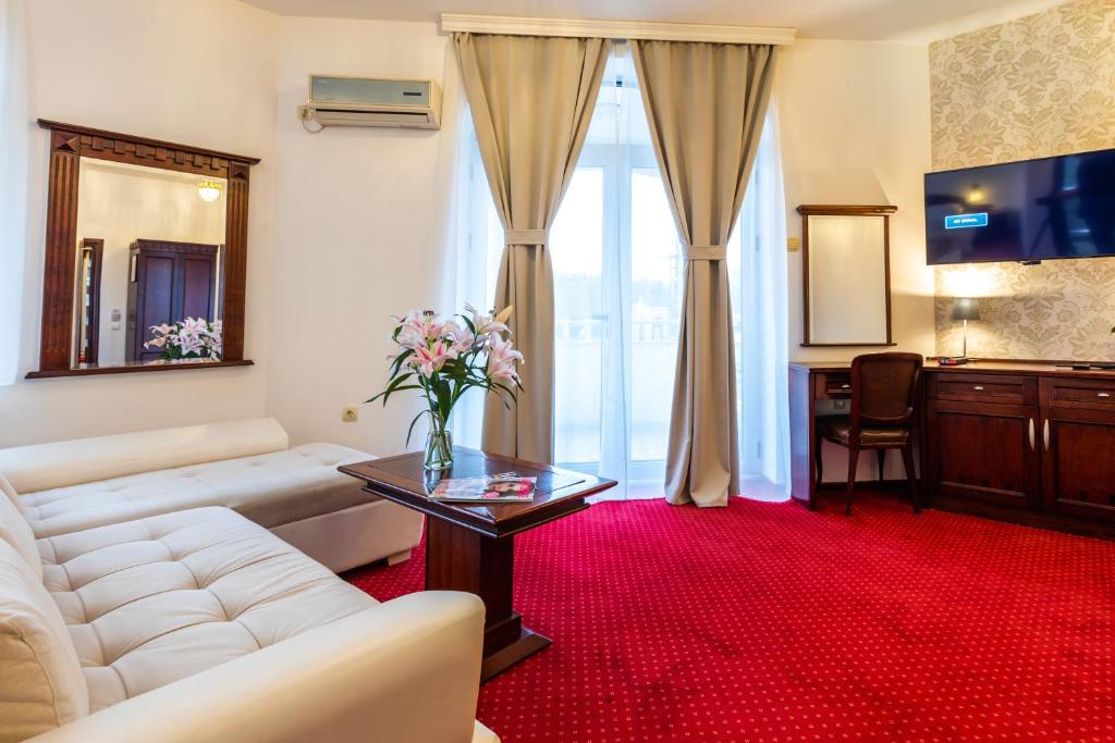 TV a/nebo společenská místnost v ubytování Garni Hotel Royal Crown