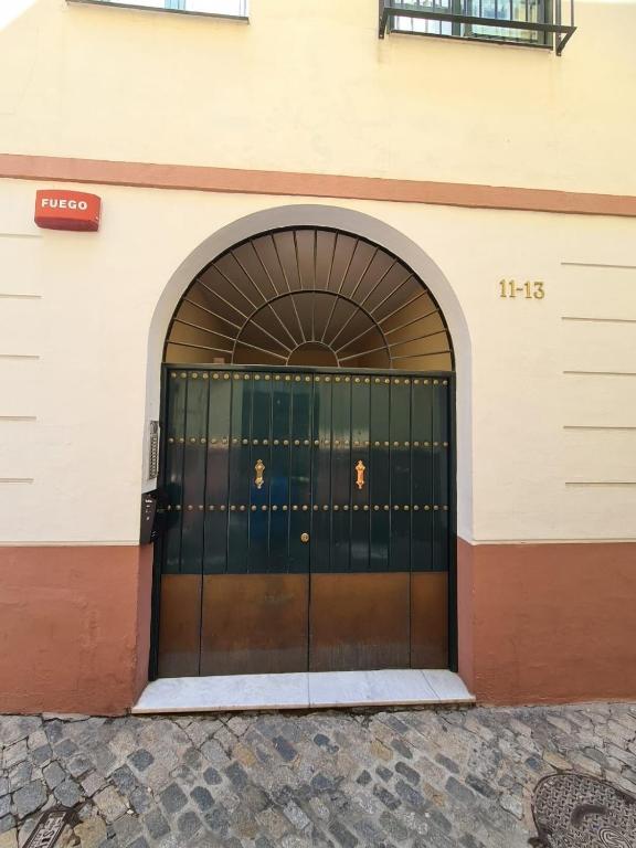 Fasada lub wejście do obiektu HomeySeville-Bright Apartment at Santa Cruz 4 pax, Parking Optional