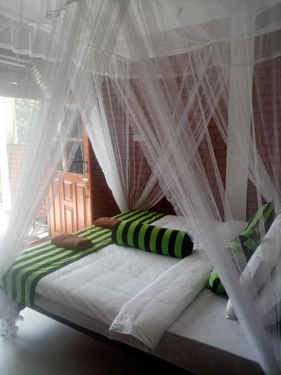 Postel nebo postele na pokoji v ubytování adam's apple homestay