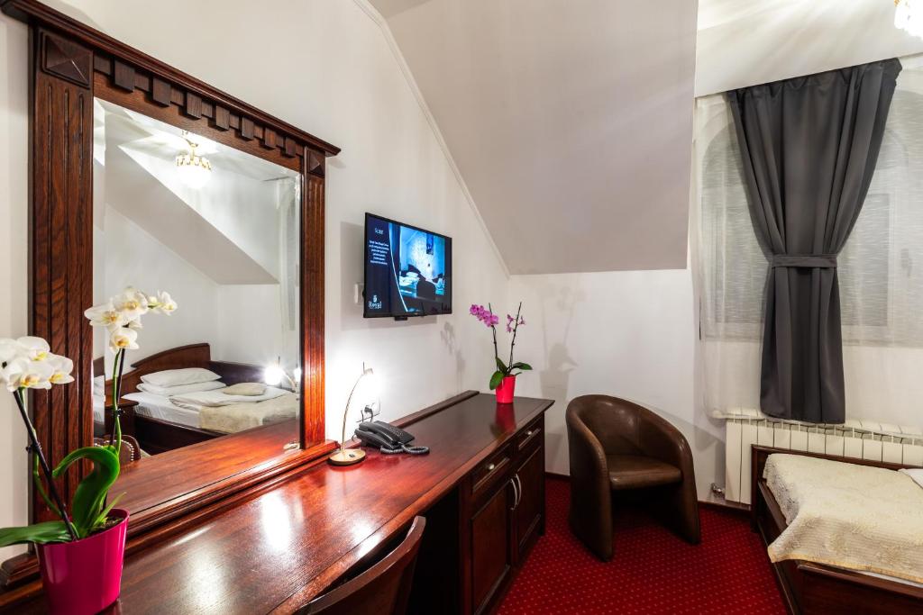 TV a/nebo společenská místnost v ubytování Garni Hotel Royal Crown