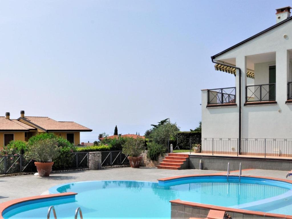 una piscina di fronte a una casa di Holiday apartment in Lazise, swimming pool and balcony overlooking the lake a Lazise