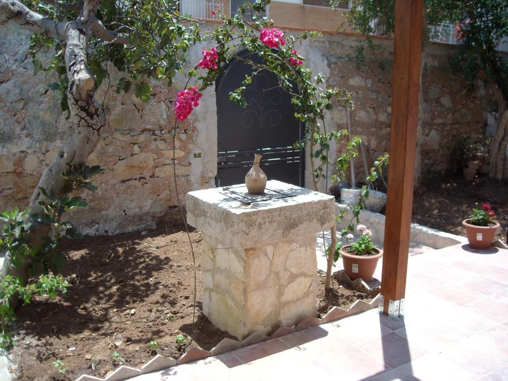 a vase sitting on a stone pillar in a garden at Case Nausica in Marina di Ragusa