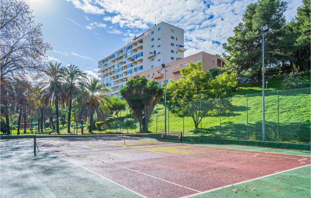 Tenis alebo squash v ubytovaní Gorgeous Apartment In Estepona alebo jeho okolí