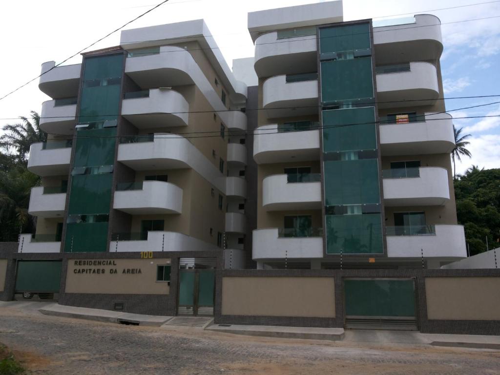 un edificio con zonas verdes y blancas en Apartamento Capitães de Areia Ilheus, en Ilhéus