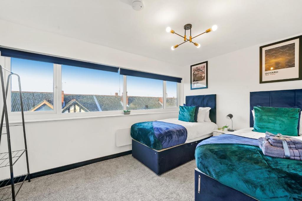 1 dormitorio con 2 camas y ventana grande en Boutique Penthouse in Yorkshire - Top Floor en Castleford