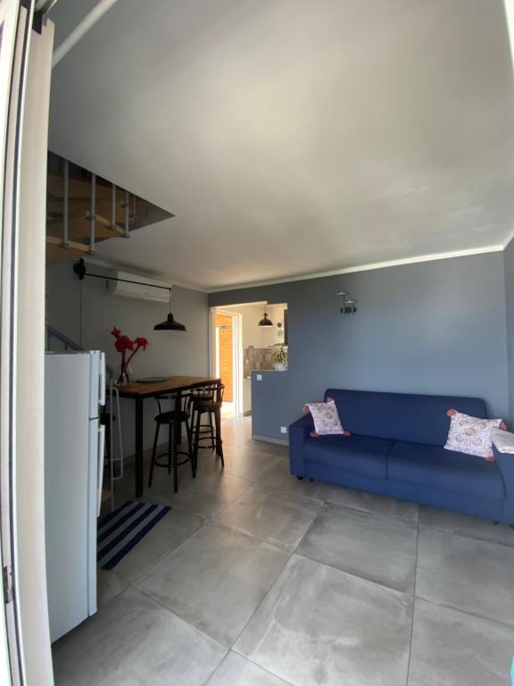 Bernica-les Bas的住宿－Villa Morin，客厅配有蓝色的沙发和桌子