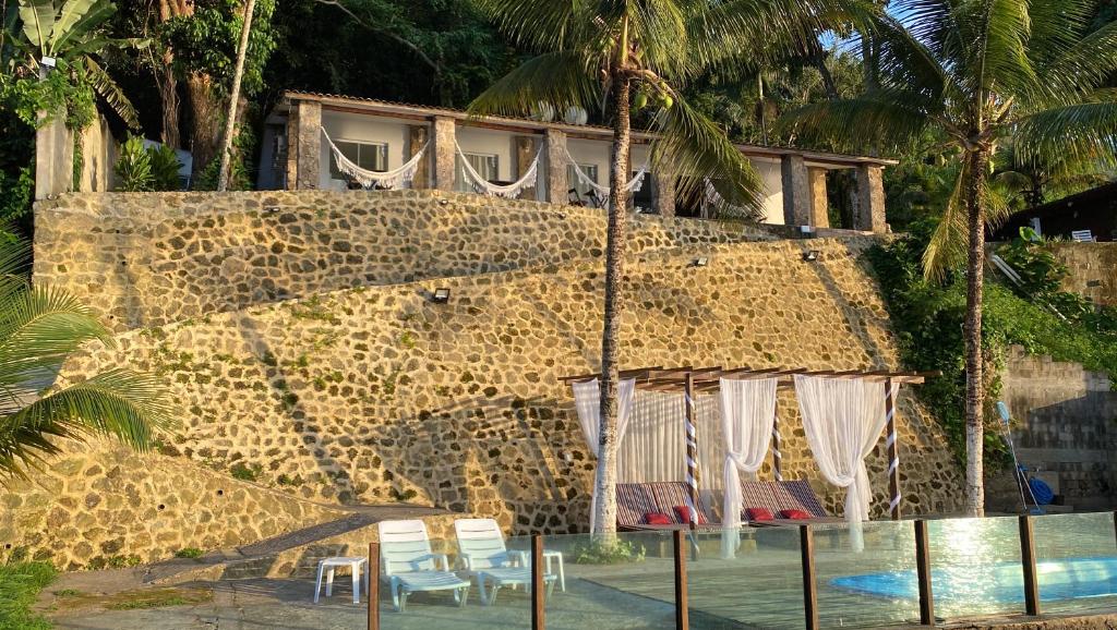 un edificio con un resort con sedie e una piscina di Vivalavida Serra&Mar ad Angra dos Reis