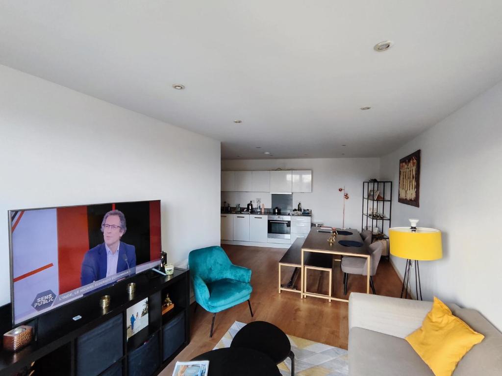 a living room with a tv and a kitchen at Cosy and spacious apartment in Forest Hill in Forest Hill
