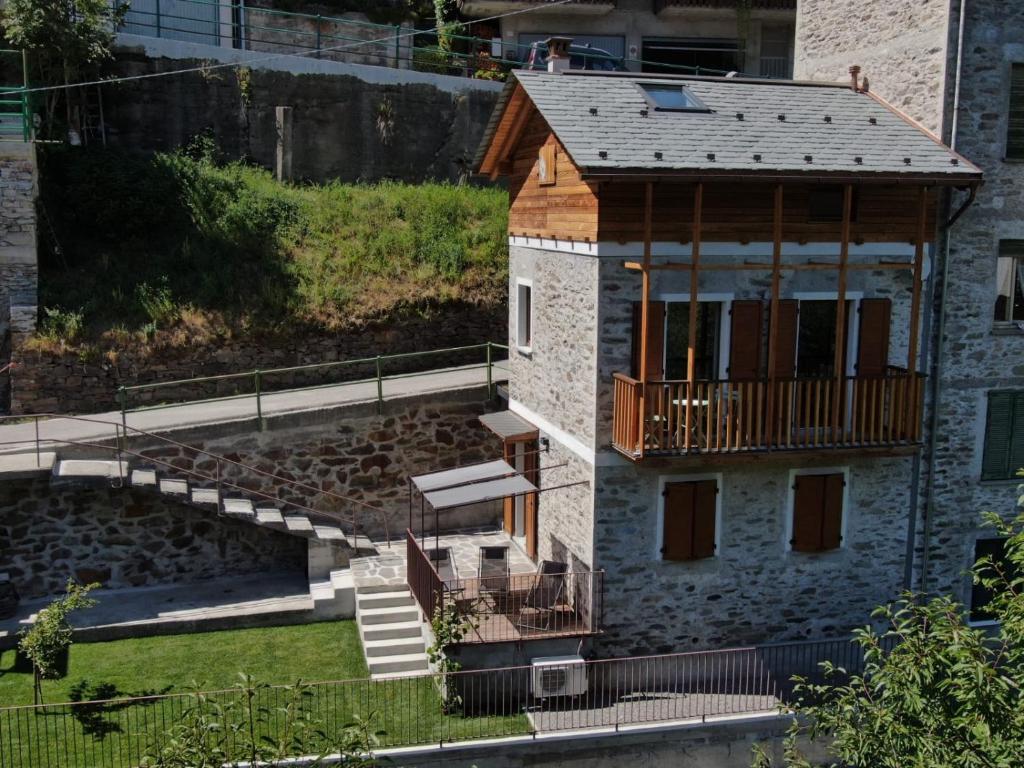 un edificio con un balcón en el lateral. en Graziosa, Casetta in Valgerola, en Rasura