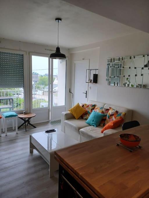 un salon avec un canapé et une table dans l'établissement Superbe appartement en plein centre de Carnac, à Carnac