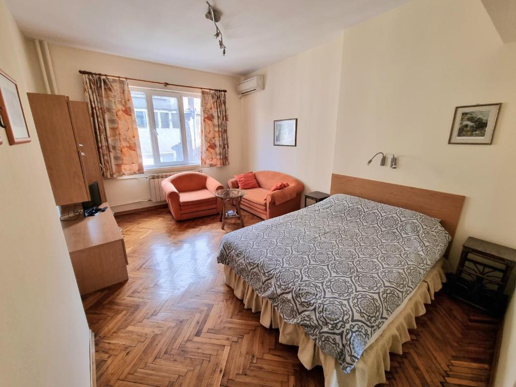 una camera con letto, divano e sedia di Asen 36 Apartment a Sofia